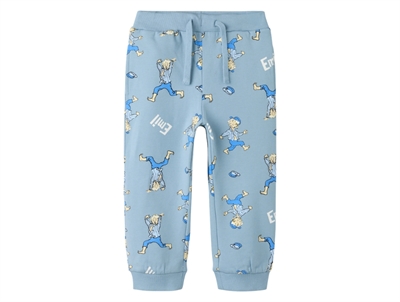 Name It sweatpants i lyseblå med Emil fra Lønneberg allover print