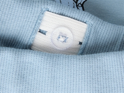 Detalje af justerbar talje på Name It sweatpants i lyseblå