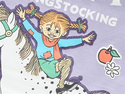 Detalje af Pippi Langstrømpe print på Name It bluse i lyslilla