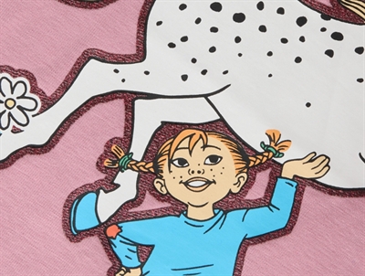 Detalje af Pippi Langstrømpe print på Name It bluse i lyserød
