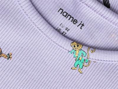 Detalje af Pippi Langstrømpe allover print på Name It ribbluse i lyslilla