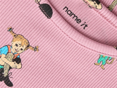 Detalje af Pippi Langstrømpe allover print på Name It ribbluse i lyserød