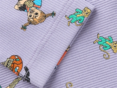 Detalje af ribkvalitet og Pippi Langstrømpe print på Name It ribleggings i lyslilla