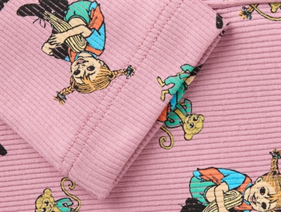 Detalje af ribkvalitet og Pippi Langstrømpe print på Name It ribleggings i lyserød