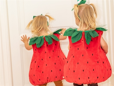 Piger iklædt That\'s Mine Livia strawberry suit goji berry 3-6y med hårbånd