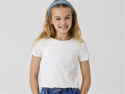 Kids ONLY hvid t-shirt i cloud dancer med flæsedetaljer på model