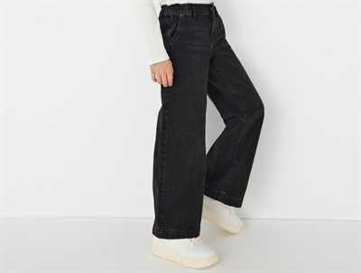 Kids ONLY wide leg jeans i washed black på model