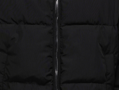 Detaljebillede af sort Kids Only puffer jakke med lynlås