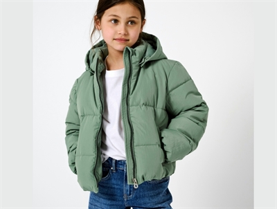 Pige iført ONLY puffer jakke hedge green