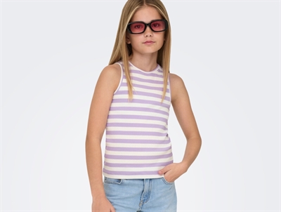 Pige iklædt Kids ONLY tanktop i lilla med hvide striber og rib