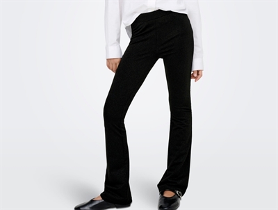 Pige iført KIDS ONLY bukser black med glitter og svaj til piger