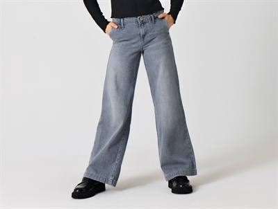 Kids ONLY wide leg jeans i medium grey denim på model