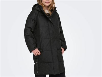 Sort puffer coat med hætte fra Kids Only set forfra
