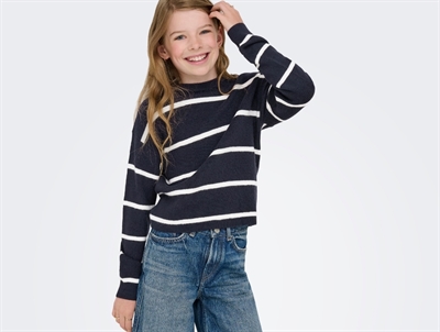 Kids ONLY striktrøje i night sky med smalle hvide striber på model