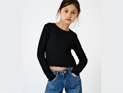 Kids ONLY sort top med lange ærmer og flæsedetaljer på model