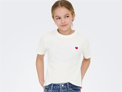 Kids ONLY hvid t-shirt cloud dancer med rødt hjertebroderi på model