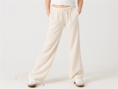 Pige iklædt Kids ONLY bukser i lys beige med snøre og elastik i taljen