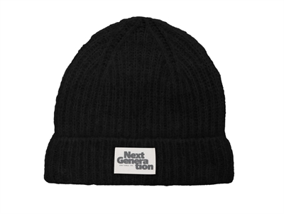 KIDS ONLY beanie i sort med ribstruktur og logo foran