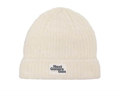 KIDS ONLY beanie i råhvid nuance med ribstruktur og logo foran