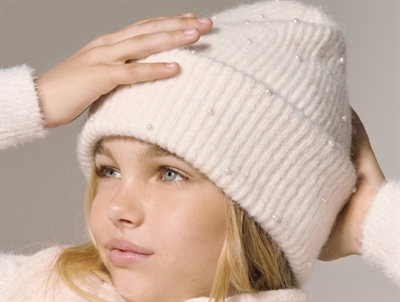 KIDS ONLY beanie i råhvid nuance med perler foran