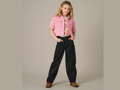 Pige iført KIDS ONLY jeans washed black med bælte til piger