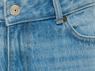Detaljebillede af KIDS ONLY jeans medium blue med brede ben til piger