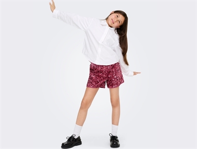Pige iklædt KIDS ONLY shorts rose wine med pailletter til piger