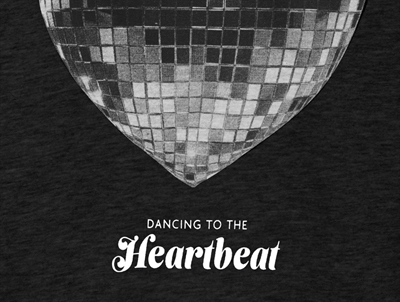 Detaljebillede af KIDS ONLY hættetrøje black med hjerteprint til piger