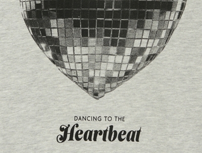 detaljebillede af KIDS ONLY hættetrøje light grey melange med hjerteprint til piger