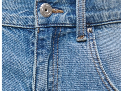 Kids ONLY denim shorts i blå closeup af knap og syninger