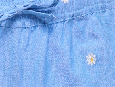 Kids ONLY shorts i blå med blomsterbroderi closeup