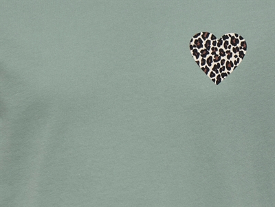Kids ONLY t shirt i grøn med leopard hjerte closeup