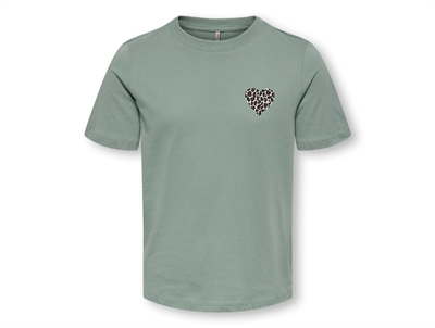 Kids ONLY t shirt i grøn med hjerteprint set forfra