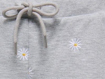 Kids ONLY sweatshorts i grå med blomsterbroderi closeup