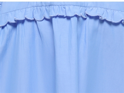 Kids ONLY top i blå med flæsedetalje closeup