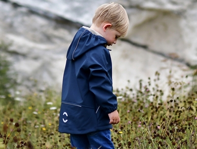 Mikk-line softshell jakke blue nights bæres af barn i naturen