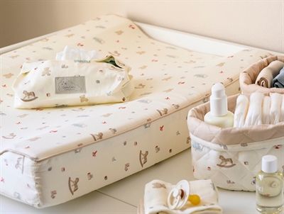 Cam Cam Copenhagen vådservietcover på puslebord med vintage toys print