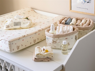 Cam Cam Copenhagen opbevaringskurve på puslebord med vintage toys print