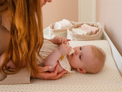 Cam Cam Copenhagen quiltede opbevaringskurve i råhvid nuance med rowan print