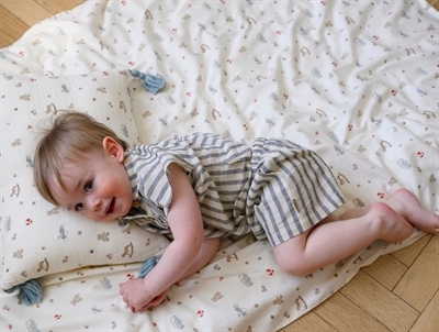 Cam Cam Copenhagen juniorsengetøj i brug med vintage toys print