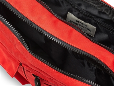 Mads Nørgaard Cappa taske rød set oppefra med lynlås og rum