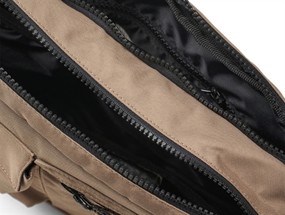 Mads Nørgaard Cappa taske brun set oppefra med lynlås og rum