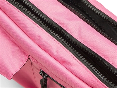 Cappa taske fra Mads Nørgaard i fuchsia pink med flere rum og logo