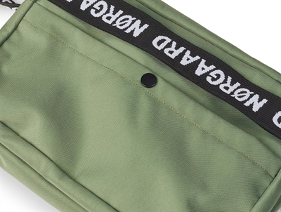 Nærbillede af baglomme på grøn Mads Nørgaard taske