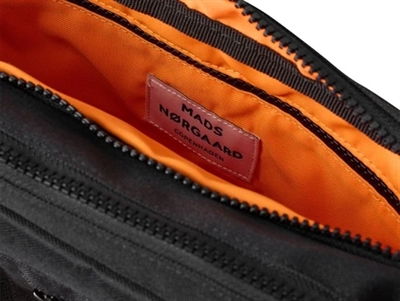 Indvendigt rum med orange foer i Mads Nørgaard Cappa taske