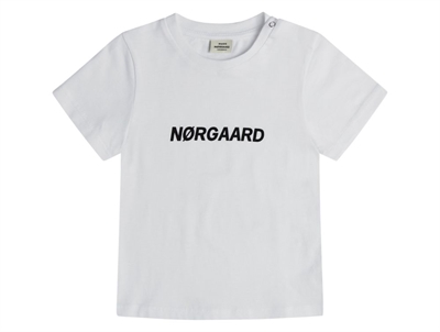 hvid t-shirt fra Mads Nørgaard set forfra med sort logo