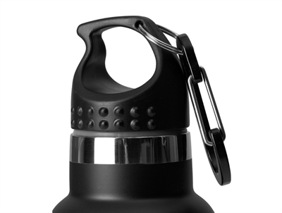 Detalje af låg og karabinhage på Mads Nørgaard drikkedunk i black