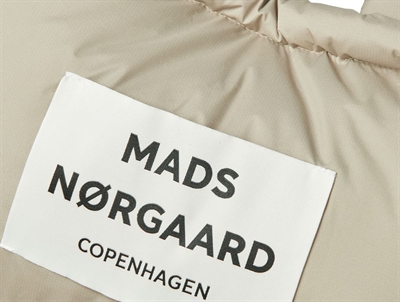 Detalje af logo på Mads Nørgaard taske i laurel oak