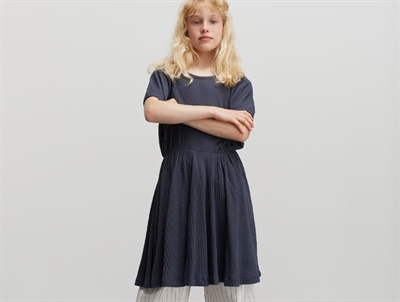 Pige klædt i Mads Nørgaard kjole i parisian night