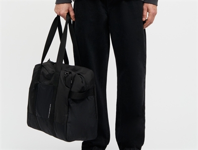 Mads Nørgaard taske bæres i hånden i sort